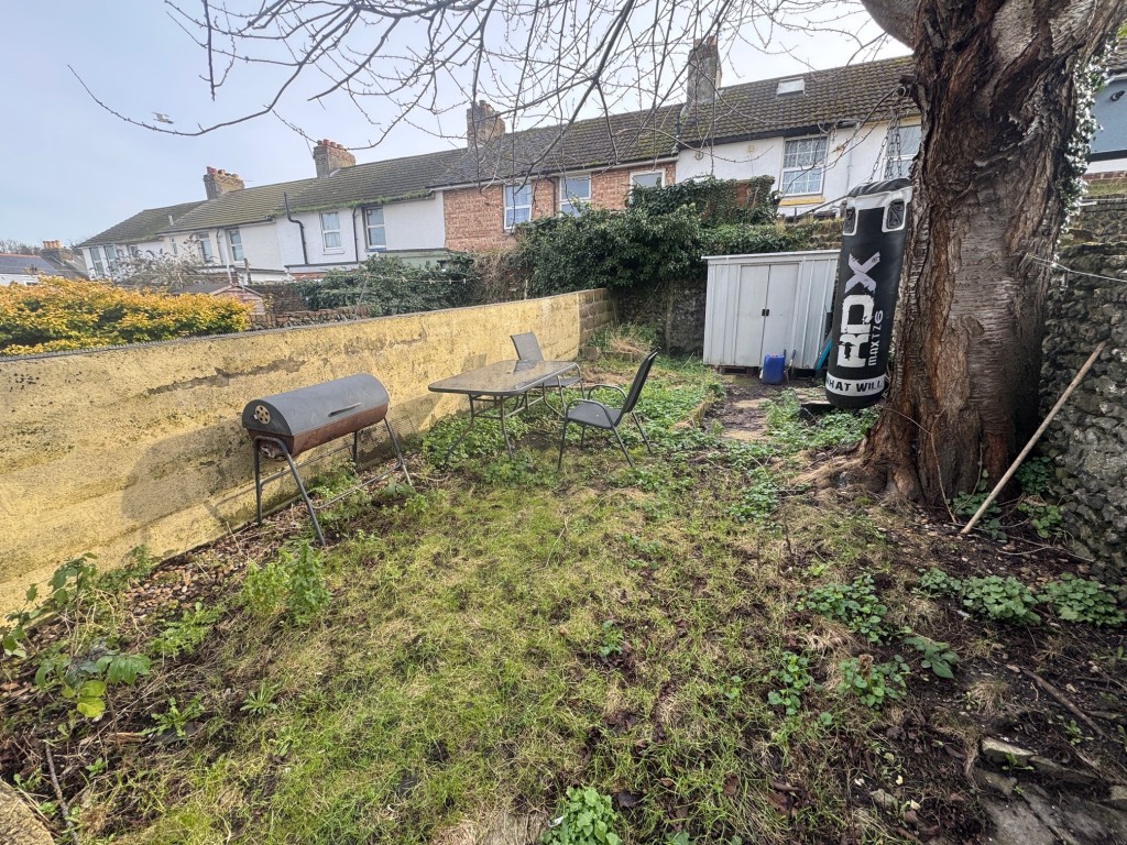 Lot: 70 - FREEHOLD TWO-BEDROOM SEMI-DETACHED COTTAGE FOR INVESTMENT - Rear garden